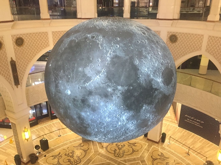 Дубай ще строи копие на Луната за най-евтиния космически туризъм
